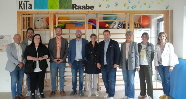 Le ministre M. Jung est de passage à la Kita inclusive Raabe à Burbach – un projet commun de WOGE Saar et GPS